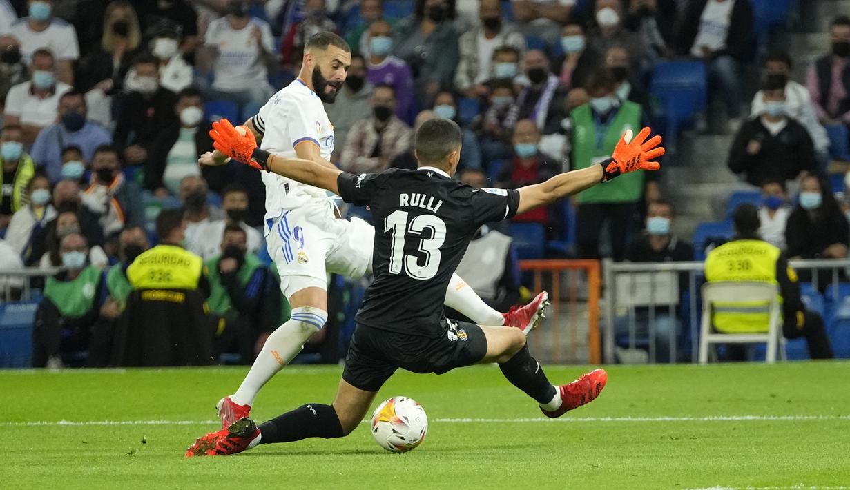 Real Madrid baru mendapat peluang kembali pada menit ke-64. Tembakan Karim Benzema dari sisi kotak penalti masih dapat dibendung kiper Villarreal, Geronimo Rulli. (AP/Manu Fernandez)