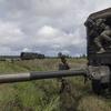 Seorang tentara Ukraina tiba pada lokasi sebelum menembaki posisi Rusia menggunakan howitzer M777 pasokan Amerika Serikat di wilayah Kharkiv, Ukraina, 14 Juli 2022. Invasi Rusia ke Ukraina telah memasuki hari ke-141. (AP Photo/Evgeniy Maloletka)