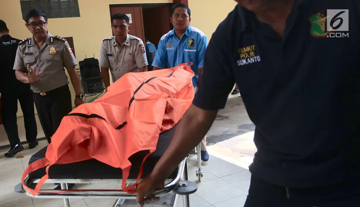 Jasad pelaku kasus begal sepeda motor bersenjata api dibawa petugas di RS Polri Kramat Jati, Jakarta, Selasa (20/2). Polisi menembak mati salah seorang dari tiga tersangka karena melawan saat akan ditangkap. (Liputan6.com/Immanuel Antonius)