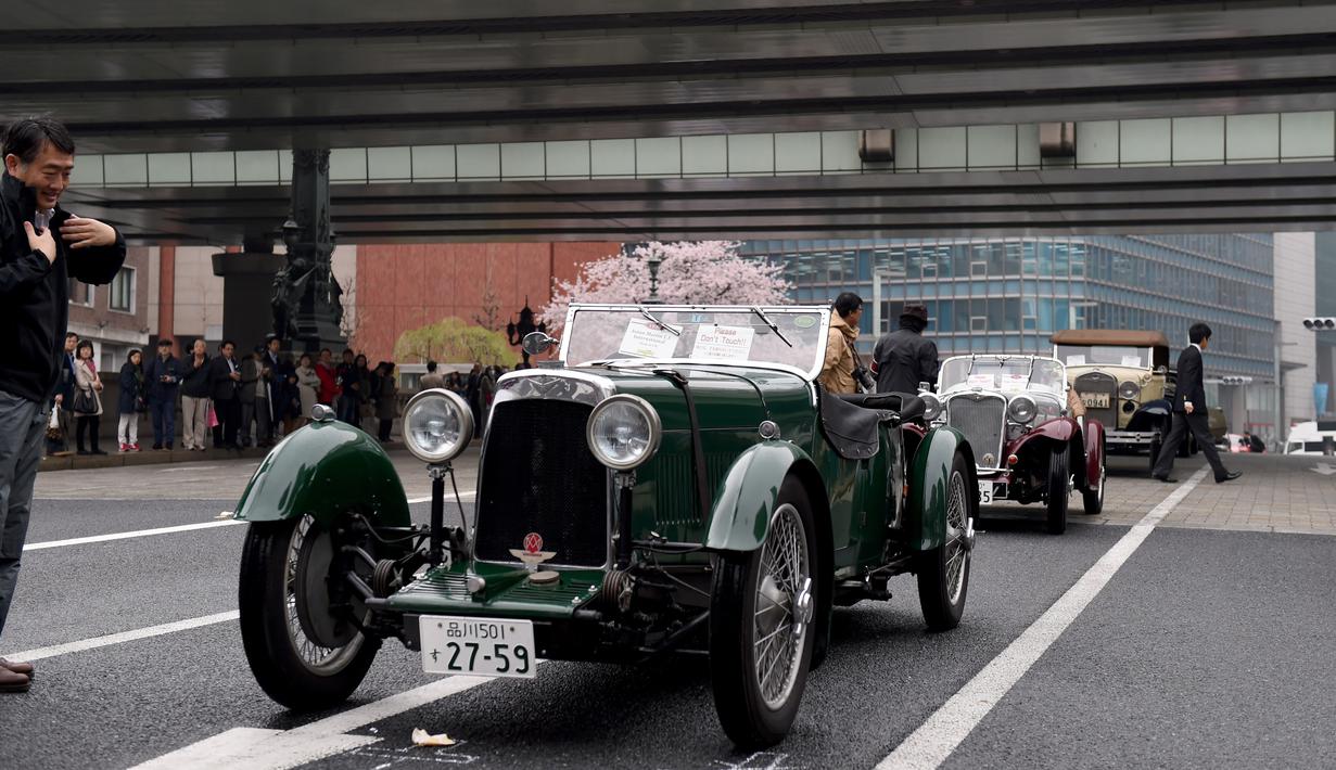 Mobil antik Aston Martin 1,5 International tahun 1930 dipajang di jembatan Nihonbashi selama Japan Classic Automobile 2016 di Tokyo, Jepang (3/4). Pameran mobil klasik ini diadakan dibawah pohoh sakura. (AFP/Toshifumi Kitamura)