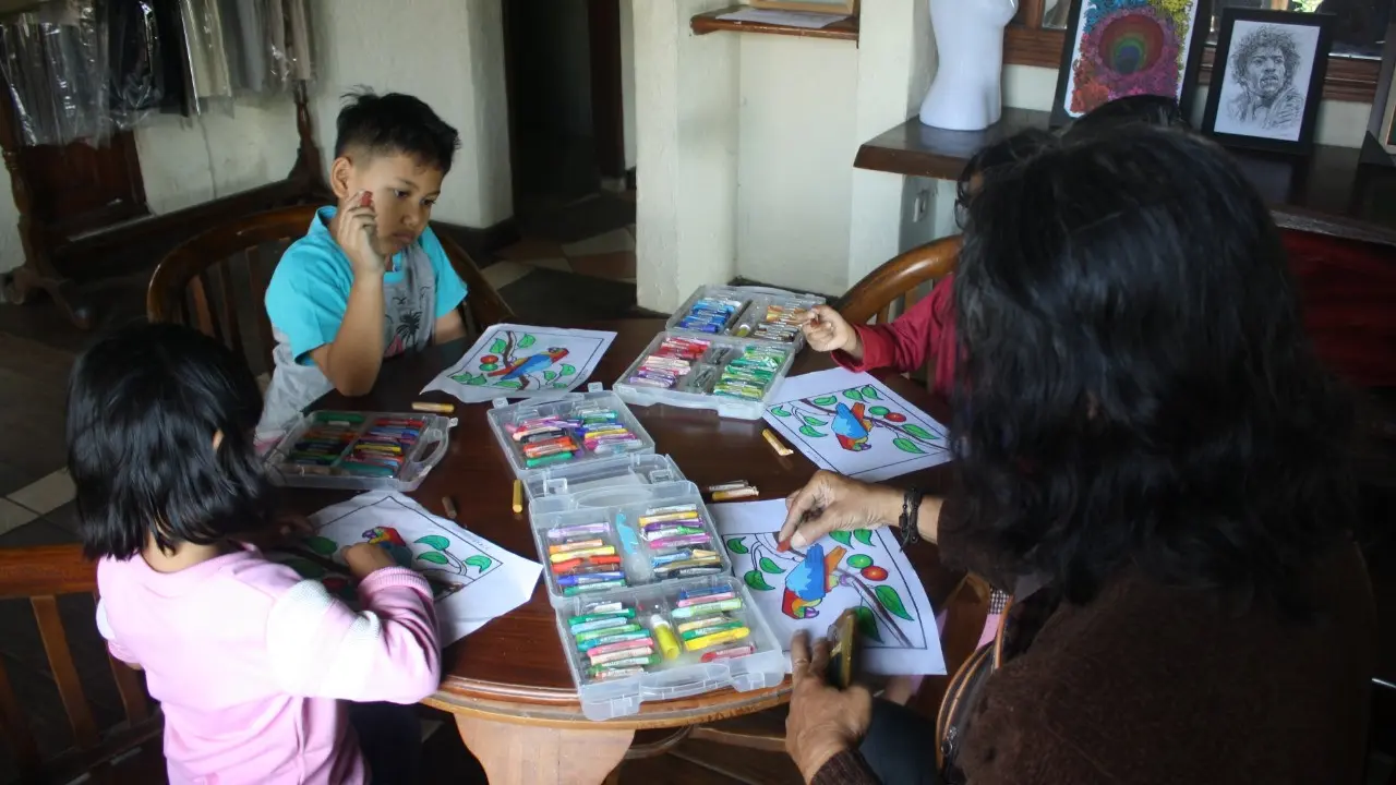 Program khusus seni lukis dan menggambar untuk mengisi libur lebaran 2019 di Kampoeng Maen, Baturraden, Banyumas. (Foto: Liputan6.com/Gogon untuk Muhamad Ridlo)