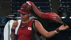 Petenis Jepang Naomi Osaka meninggalkan lapangan setelah dikalahkan Marketa Vondrousova dari Republik Ceko dalam pertandingan tenis putaran ketiga tunggal putri Olimpiade Tokyo 2020 di Ariake Tennis Park di Tokyo (27/7/2021). Naomi kalah dari Marketa Vondrousova 6-1, 6-4. (AFP/Tiziana Fabi)