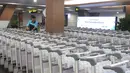 Petugas mengatur troli bagasi penumpang di Bandara Husein Sastranegara, Bandung, Jawa Barat, Jumat (7/8/2025).  (Istimewa)