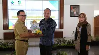 Dorong Milenial Gemar Membaca, Bupati Anas Cetuskan Perpustakaan Hadir di Kawasan Wisata