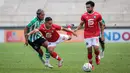 Pemain Bekasi City, Saldi (kanan), menggiring bola dibayangi pemain Deltras FC dalam pertandingan perdana Grup Y 12 Besar Pegadaian Liga 2 2023/2024 yang berlangsung di Stadion Singaperbangsa, Karawang, Minggu (7/1/2023). (Bola.com/Bagaskara Lazuardi)