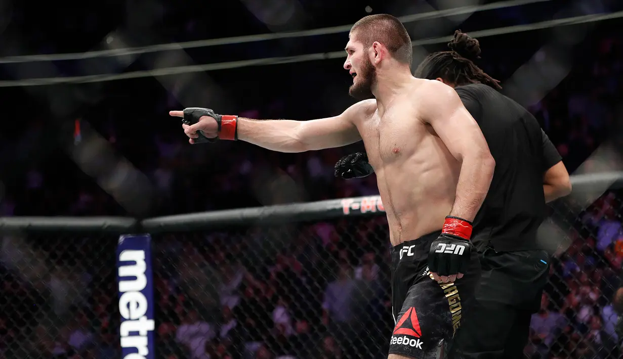 Khabib Nurmagomedov usai mengalahkan Conor McGregor dalam pertarungan UFC 229 di Las Vegas, AS (6/10). Nurmagomedov mengalahkan McGregor dan berhasil keluar sebagai pemenangnya. (AP Photo/John Locher)