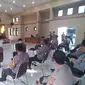 Puluhan anggota perwakilan tiap kesatuan dan polsek Tasikmalaya mengikuti penjelasan dalam lomba murotal alquran yang digelar Polres Tasikmalaya, Jawa Barat.  (Liputan6.com/Jayadi Supriadin)