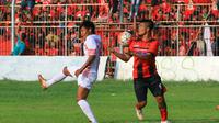 Striker Persinga Ngawi, Ali Usman menyumbang satu gol namun gagal membawa timnya menang usai bermain imbang 1-1 dengan PSBI Blitar dalam lanjutan ISC B Grup 5 di Stadion Ketonggo, Ngawi, Sabtu (21/5/2016). (Bola.com/Robby Firly)