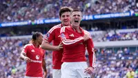 Pemain Manchester United, Benjamin Sesko (kanan), merayakan gol keduanya dalam pertandingan Liga Inggris antara Everton dan Manchester United, Minggu (6/9/2026). (Peter Byrne/PA via AP)
