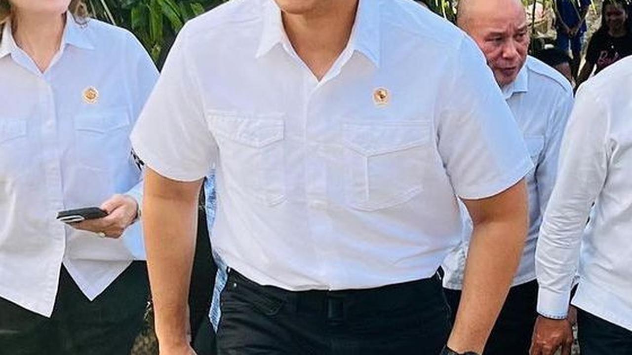 FOTO: Gaya AHY Langsung Blusukan dan Bagi-Bagi Sertifikat Tanah Usai Dilantik Jokowi Jadi Menteri ATR