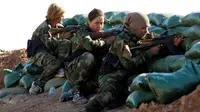 Sejumlah pejuang wanita Iran-Kurdi bersiap dengan posisi masing-masing saat pertempuran melawan kelompok radikal Negara Islam (ISIS) di Bashiqa, dekat Mosul, Irak, Kamis (3/11). (Reuters/Ahmed Jadallah)