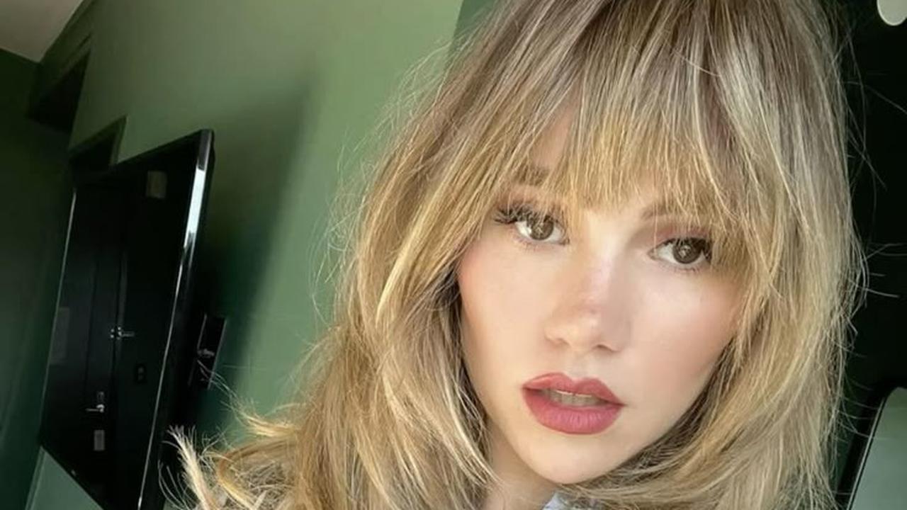 Suki Waterhouse Dengan Wispy Bangs-nya (©Pinterest)