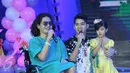 Ahmad Al Ghazali atau Al ditemani kedua adiknya, Abdul Qadir Jaelani alias Dul dan Safeea saat menghadiri acara Mom & Kids Awards 2015 di Jakarta, Selasa (22/12). Empat buah hati Ahmad Dhani itu tampak terlihat akrab. (Liputan6.com/Herman Zakharia)
