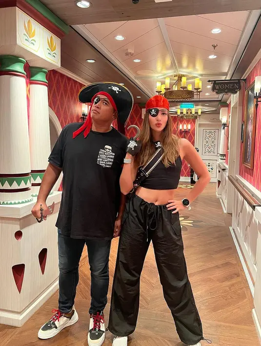 Mengenakan kostum pirates, Nia Ramadhani terlihat boyish. Kostum ini jadi yang paling effortless karena hanya memadukan halterneck croptop dan celana panjang. Aksesori penutup kepala dan mata serta tangan jangkar jadi pelengkap [@ramadhaniabakrie]