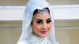 Jelang Ramadan, Cici Paramida akan meluncurkan sebuah album reliji bertajuk ‘Selawatan’”, Jakarta, Senin, (15/6/2015).  Cici terlihat mempesona dengan balutan busana bernuansa putih. (Liputan6.com/Faisal R Syam)