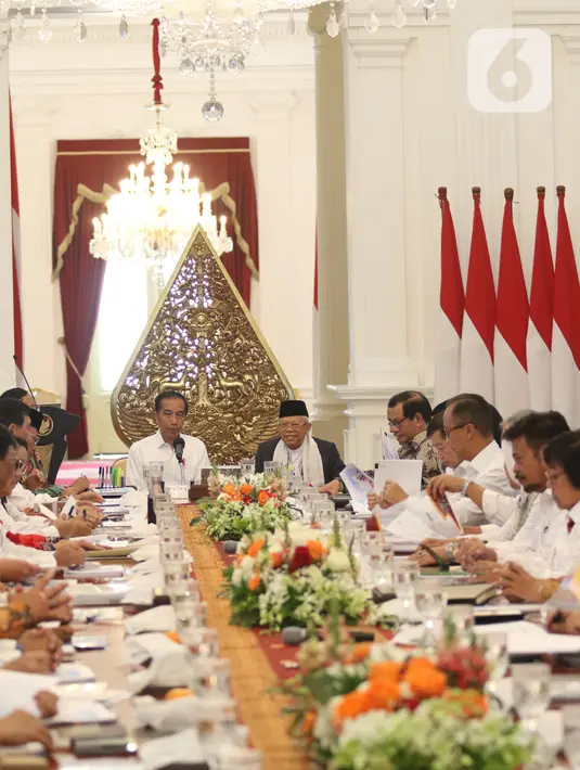 Presiden Joko Widodo didampingi Wapres Ma'ruf Amin memimpin sidang kabinet paripurna di Istana Merdeka, Jakarta, Kamis (24/10/2019). Rapat kabinet paripurna perdana tersebut  mendengarkan arahan Presiden dan membahas anggaran pendapatan dan  belanja negara tahun 2020. (Liputan6.com/Angga Yuniar)