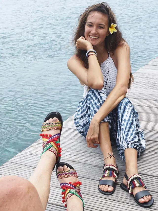 [Bintang] Dari Sendal Sampai Outer, Kecenya Gaya Etnik Nadine Chandrawinata