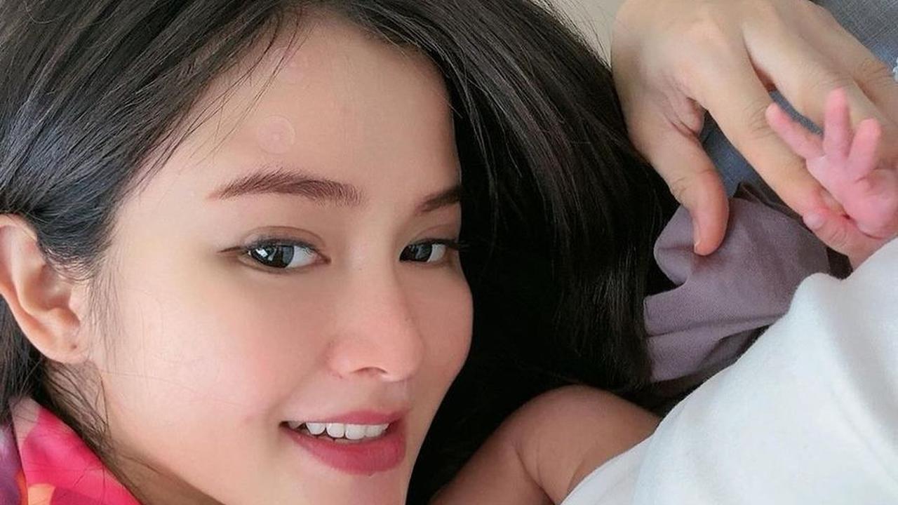 Potret Denny Caknan Temani Putri Cantiknya Imunisasi, Kelakuan Sang Suami Buat Bella Bonita Gemas