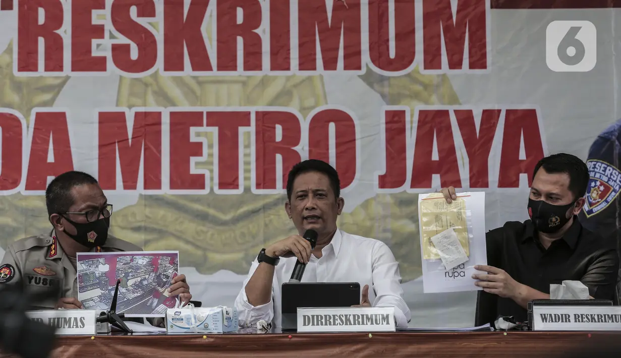 Kabid Humas Polda Metro Jaya Kombes Pol Yusri Yunus (kiri) dan Ditreskrimum Polda Metro Jaya Kombes Pol Tubagus Ade Hidayat menunjukkan barang bukti kasus meninggalnya editor Metro TV Yodi Prabowo di Polda Metro Jaya, Sabtu (25/7/2020). Yodi Prabowo diduga kuat bunuh diri. (Liputan6.com/Johan Tallo)