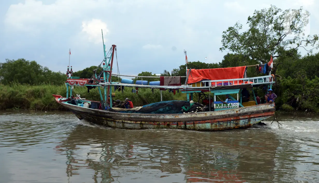 Kapal nelayan melintas di Dermaga Muara Angke, Jakarta, Selasa (19/2021). Memasuki musim pancaroba ditambah kencangnya angin, nelayan mengatakan hasil tangkapan ikan menjadi tidak menentu. (merdeka.com/Imam Buhori)