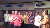 Ketua Komite Pemilihan, Agum Gumelar bernyanyi bersama para calon ketua umum PSSI di kediamannya di Jakarta, Senin (3/10/2016). (Bola.com/Benediktus Gerendo Pradigdo)