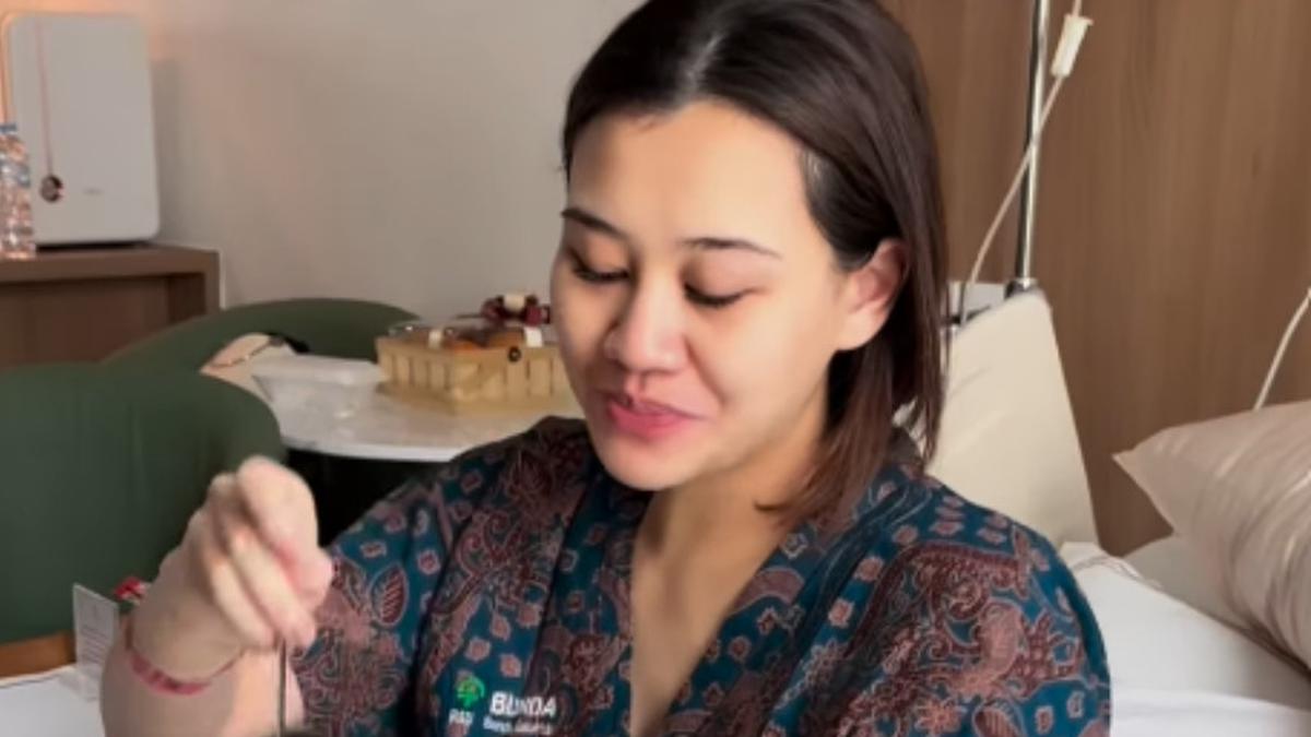 Wajah Polos Aaliyah Massaid Setelah Melahirkan Anak Pertama, Cuek Makan Nasi Kuning