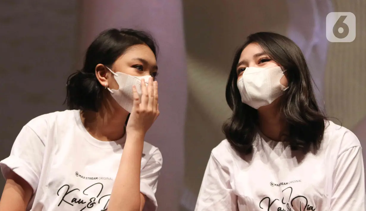 Zara Leola berbincang dengan Anneth Dellicia disela konferensi pers film Kau & Dia 2 di Jakarta, Kamis (30/6/2022). Film Kau dan Dia 2 menceritakan kisah dua sahabat yang mencintai seorang pria, yakni Anneth, Zara, dan Naldo. (Liputan6.com/Herman Zakharia)