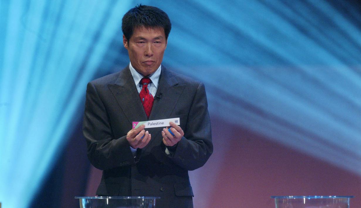 Cha Bum Kun. Eks striker Timnas Korea Selatan berusia 69 tahun yang telah pensiun pada Juli 1989 bersama Bayer Leverkusen ini tercatat sebagai pencetak gol terbanyak bagi Timnas Korea Selatan sepanjang masa dengan raihan 58 gol dari total 136 penampilan sejak melakukan debut pada 7 Mei 1972. Bersama Timnas Korea Selatan ia tampil dalam satu edisi Piala Dunia pada edisi 1986. Total tampil dalam 3 laga di fase grup, ia gagal mencetak satu pun gol maupun assist. (AFP/Franck Fife)