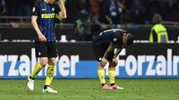 Reaksi para pemain Inter Milan setelah kalah dari Napoli, pada laga lanjutan Serie A 2016-2017, di Stadion Giuseppe Meazza, Senin (1/5/2017) dini hari WIB.  (AFP/Miguel Medina)