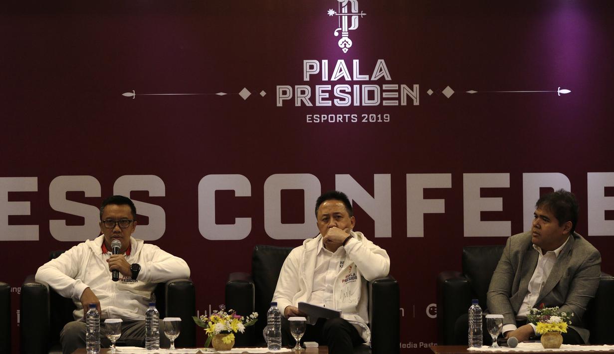Menpora, Imam Nahrawi, saat sesi tanya jawab Piala Presiden Esports 2019 di Gedung Krida Bhakti Setneg, Jakarta, Selasa (26/3). Final turnamen akan diselengarakan pada 30-31 Maret mendatang. (Bola.com/Yoppy Renato)