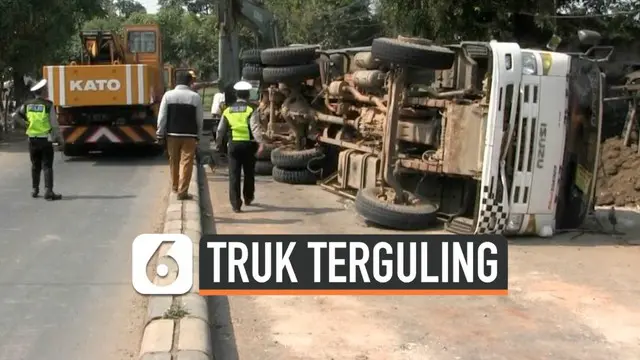 Peristiwa kecelakaan tejadi di Kota Tangerang. Akibat sebuah truk mengalami kecelakaan tunggal dan terguling menimpa sebuah bengkel. Akibat kecelakaan akses menju bandara Soetta lumpuh.