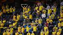 Suporter berdiri di tribun sebelum pertandingan persahabatan jelang Euro 2020 antara Swedia dan Armenia di Solna, Swedia, Sabtu (5/6/2021). Swedia menang 3-1. (Jonathan NACKSTRAND/AFP)
