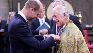 Pangeran William dan Raja Charles III saling tersenyum saat mengikuti gladi resik upacara penobatan Raja Inggris pada 6 Mei 2023. (dok. Instagram @theroyalfamily/https://www.instagram.com/p/CtvkOxIMFN2//Dinny Mutiah)