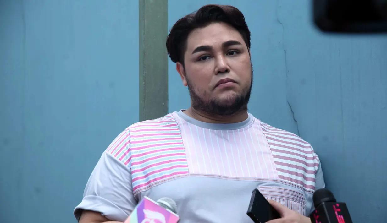 "Alhamdulillah kemaren dapat kabar di acara grand final Miss international, baju aku keluar menjadi pemenang Best Dress, Alhamdulillah," ucap Ivan Gunawan saat ditemui di kawasan Tendean, Jakarta Selatan, Rabu (15/11/2017). (Nurwahyunan/Bintang.com)