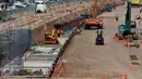 Pekerja menyelesaikan pembangunan Mass Rapid Transit (MRT), di Jakarta, Kamis (18/6/2015). Meski memasuki bulan Ramadan, pengerjaan MRT tetap berjalan dan ditargetkan selesai pada 2018. (Liputan6.com/Johan Tallo)