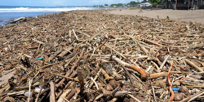 Tumpukan Puing dan Sampah Penuhi Pantai di Bali