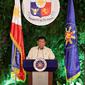 Presiden terpilih Filipina Rodrigo Duterte memberikan pidato usai dilantik di Istana Malacanang di Manila, Filipina, Kamis (30/6). Rodrigo mengatakan akan menerima mandat rakyat itu dengan kerendahan hati. (REUTERS/Erik De Castro)