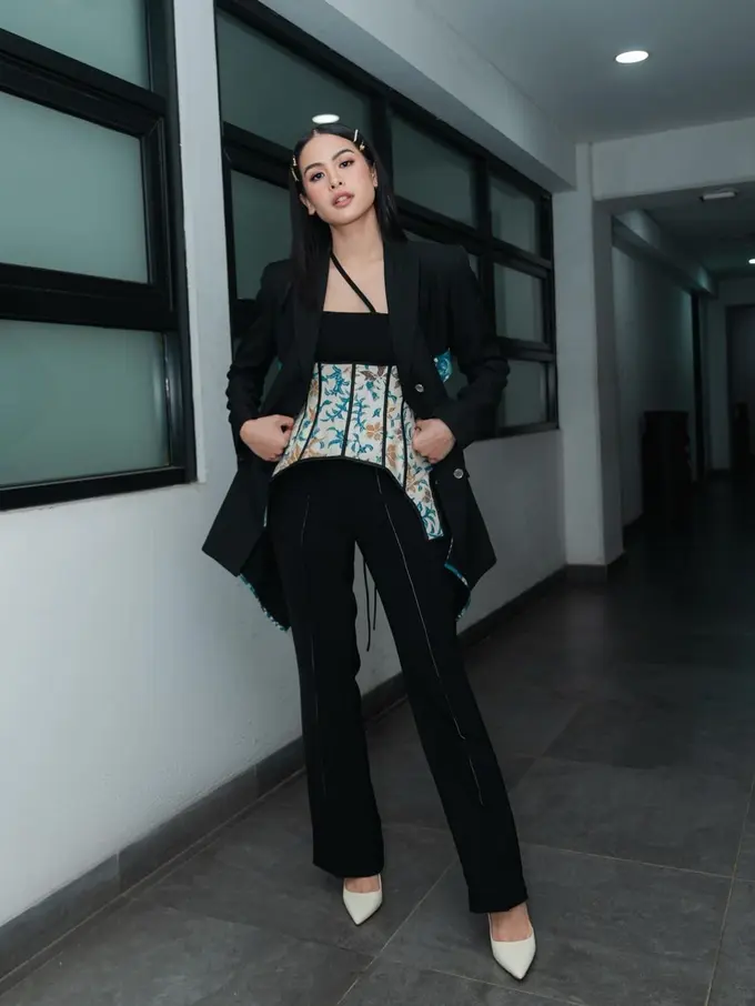 Inspirasi mix and match blazer dari Maudy Ayunda