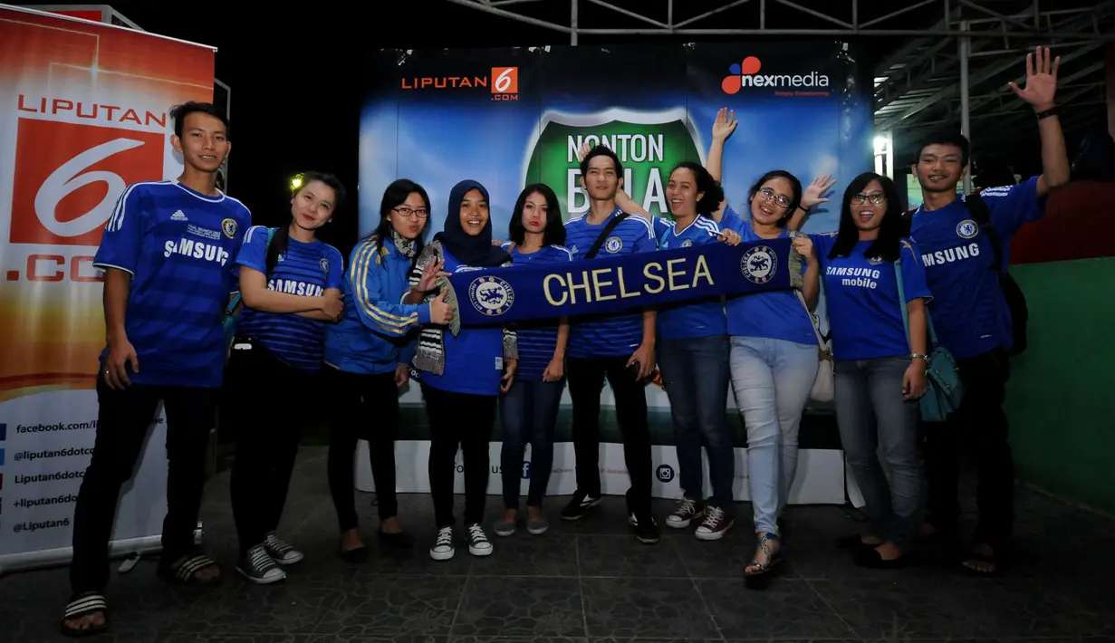 Sejumlah supporter klub Chelsea berfoto bersama usai mengikuti acara Nonton Bola Seru Arsenal vs Chelsea di Andik Futsal, Depok, Jawa Barat, Minggu (26/4/2015). Kedua tim bermain imbang 0-0. (Liputan6.com/Helmi Fithriansyah)