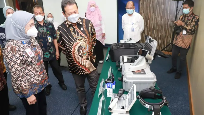 Menteri Trenggono Hibahkan Sejumlah Alat Pemeriksaan Mata ke RSCM