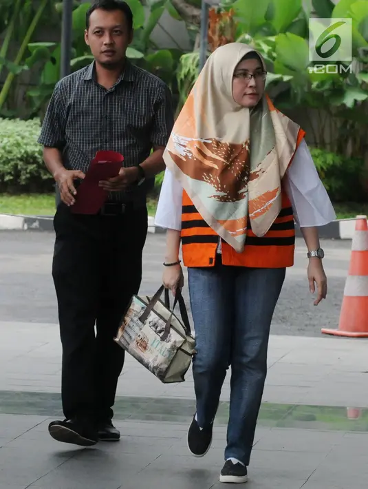 Hakim Pengadilan Negeri Tangerang Wahyu Widya Nurfitri dikawal petugas menuju gedung KPK untuk menjalani pemeriksaan, Jakarta, Selasa (24/4). (Merdeka.com/Dwi Narwoko)