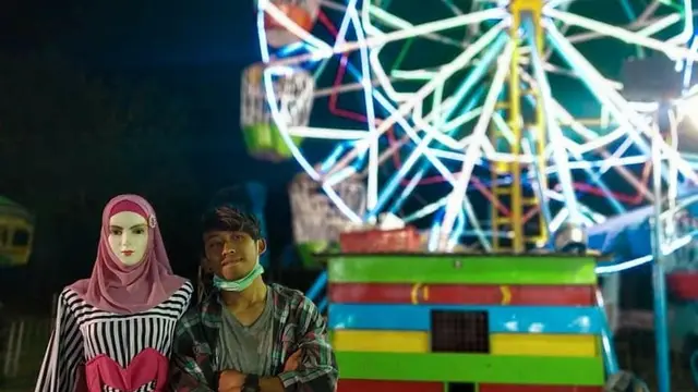 7 Momen Kocak Pacaran dengan Manekin di Pasar Malam Ini Bikin Geleng Geleng