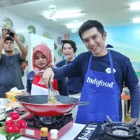 Demo memasak oleh Chef Nicky Tirta di Rumah Indofood Jakarta Fair 2019, JIExpo Kemayoran, Jakarta Pusat, 21 Juni 2019. (Daniel Kampua/Fimela.com)