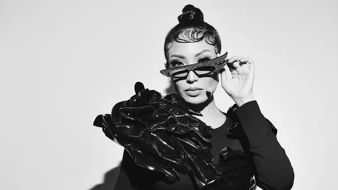 [Bintang] Nggak Monoton, Gaya Eksentrik Ayu Dewi Ini Bikin Pangling