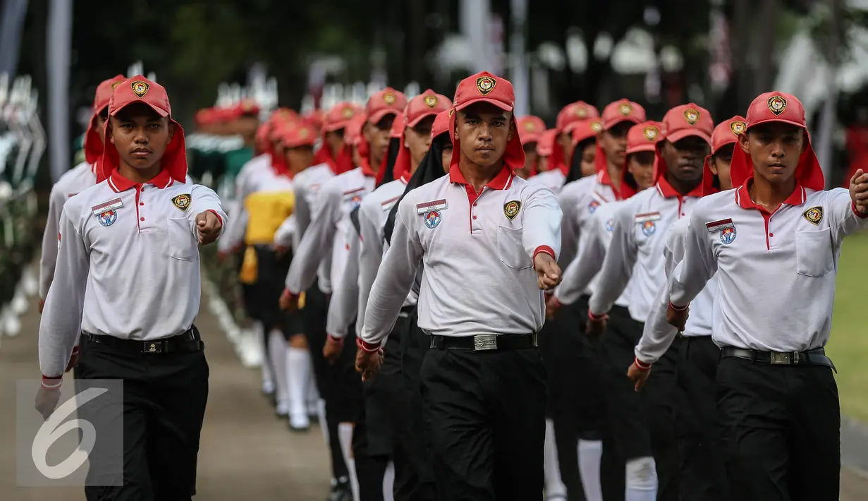 Anggota Paskibraka dan TNI saat latihan pertama di halaman Istana Merdeka, Jakarta, Jumat (12/8). Proses latihan dilakukan untuk memaksimalkan  penampilannya pada upacara 17 Agustus di Istana negara. (Liputan6.com/Faizal Fanani)