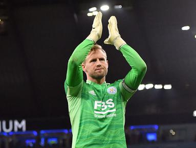 Kontribusi Kasper Schmeichel sebagai penjaga gawang Leicester City memang tak bisa dipandang sebelah mata. Penampilannya yang solid membuat The Foxes mampu menjadi tim kuda hitam di Liga Inggris. Puncaknya, ia berhasil membawa klubnya memenangkan gelar liga musim 2015/2016. Schemeichel sendiri telah membela Leicester sejak 2011 silam. Selama di King Power, pria berkebangsaan Denmark tersebut tercatat telah tampil sebanyak 478 kali dengan raihan 147 clean sheet di semua ajang. (AFP/Anthony Devlin)