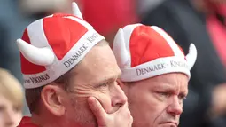 Reaksi seorang fans setelah gelandang timnas Denmark, Christian Eriksen pingsan di lapangan pada laga Denmark vs Finlandia di Grup B Euro 2020 di Parken Stadium, Copenhagen, Sabtu (12/6/2021). Eriksen saat ini telah dalam kondisi stabil, seperti diumumkan UEFA (HANNAH MCKAY/various sources/AFP)