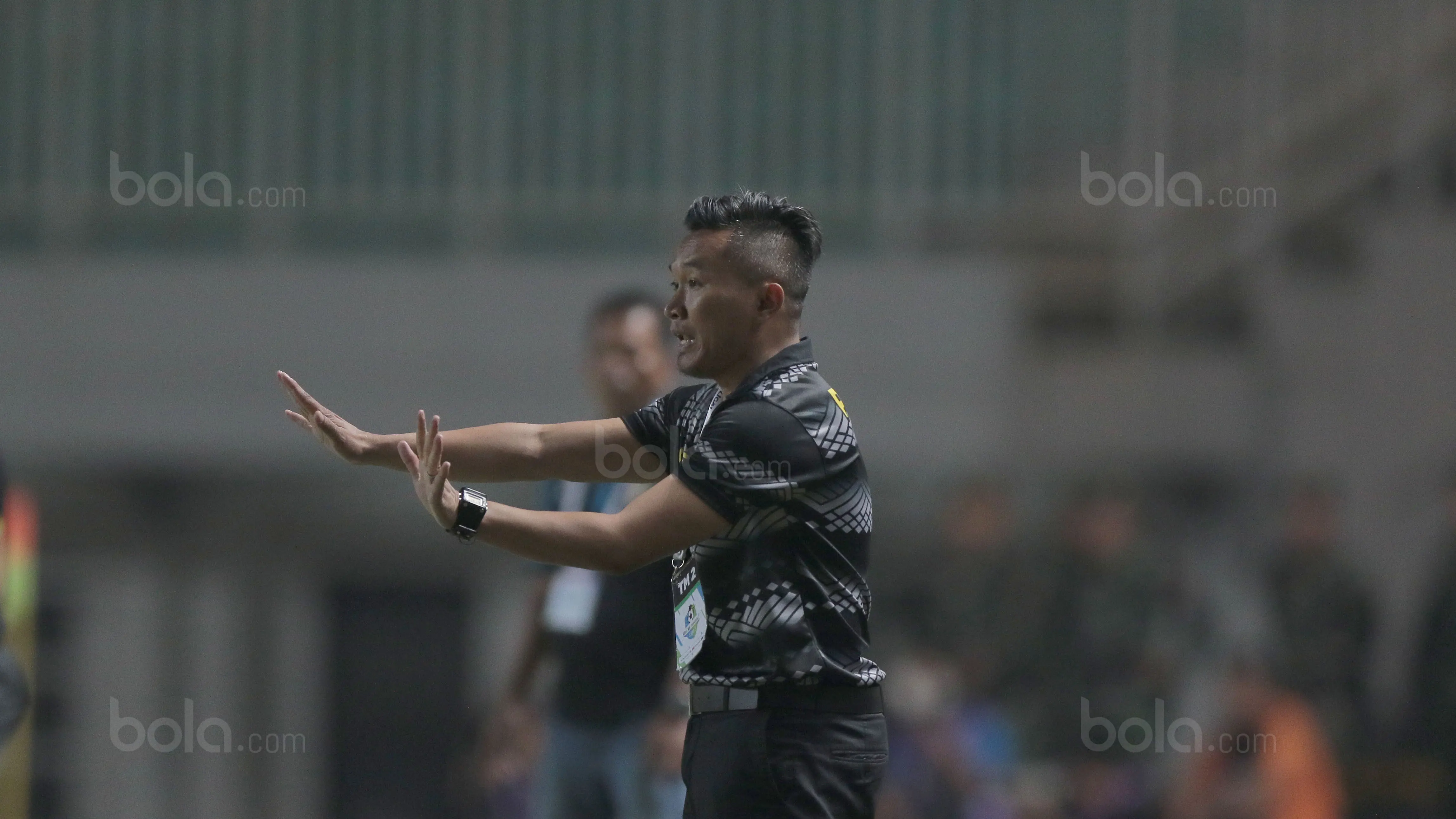 Pelatih PS TNI, Rudy Eka Priyambada memberikan arahan kepada anak asuhnya saat melawan Mitra Kukar pada lanjutan Liga 1 2017 di Stadion Pakansari, Bogor (26/9/2017). PS TNI menang 2-1. (Bola.com/Nicklas Hanoatubun)