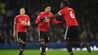 Pemain Manchester United, Jesse Lingard (tengah) merayakan gol bersama rekannya saat melawan Everton pada lanjutan Premier League di Goodison Park, Liverpool, (1/1/2018). MU menang 2-0. (AFP/Paul Ellis)