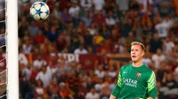 Kiper Barcelona, Marc-Andre ter Stegen terdiam melihat bola yang masuk ke gawangnya pada laga penyisihan grup E Liga Champions di Olimpico Stadium (17/9/2015). Barcelona menahan imbang tuan rumah AS Roma dengan skor 1-1. (REUTERS/Max Rossi)